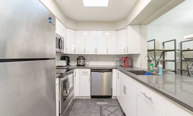 Fairview Apartment | 2-BDR 2-BATH | 1100 sq.ft | Near Granville Island