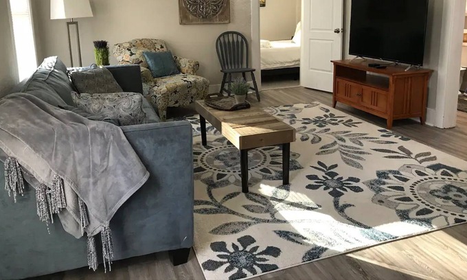 Libertyville House | 2 Bdr Apt ★ 1 King 1 Queen Bed ★ Newly Remodeled