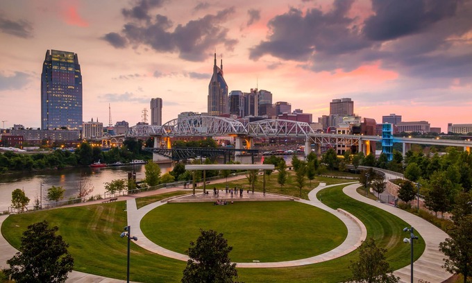 North Capitol Condo | 2 BDR Riverfront Living Right in Downtown Nashville! Pet friendly, Walk to Parks
