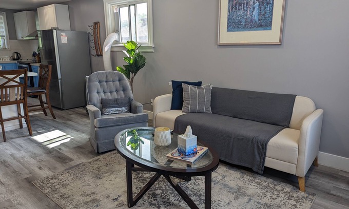 London House | 2 bed 1 bath entire bungalow upper level. London south