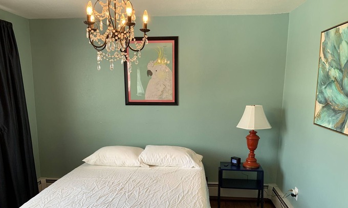 University Area House | 2 Bed, 1 Bath Quiet Duplex Unit