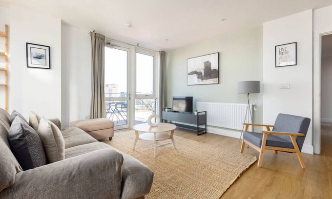 Bromley South Apartment | 2 Bed, 2 Bath Apartment in Bow