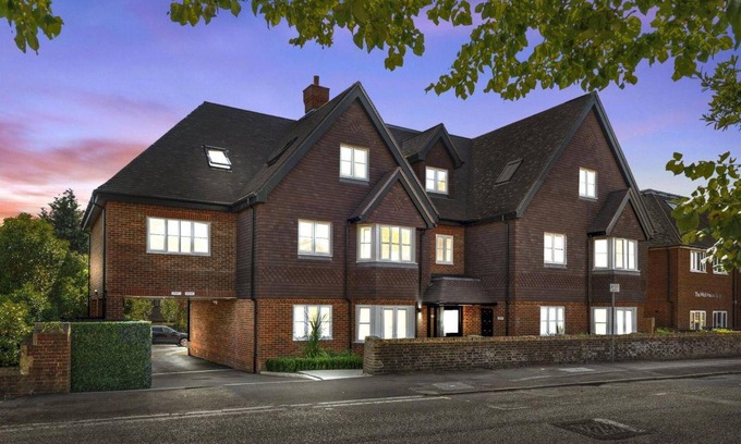 Reigate Apartment | 2 Bed 2 Bath Apt Close to Reigate Station - 2230