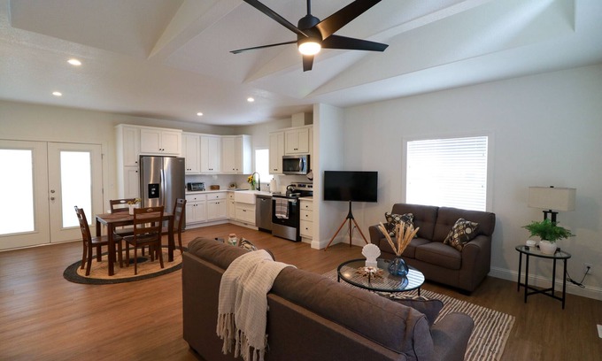 Eastside House | 2 Bed 2 Bath Gated House With Outdoor Space