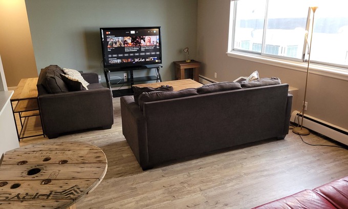 Cedar Rapids - Iowa City Apartment | 2 Bed 2 Bath Spacious Apartment Downtown Cedar Rapids