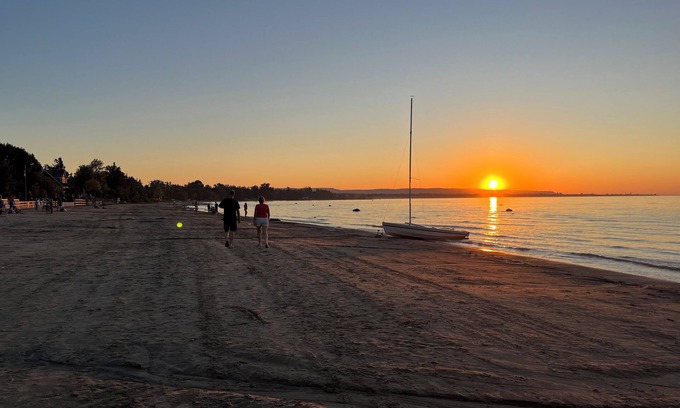 Wasaga Beach Apartment | 2 Bed Apartment-300m to the private beach, 25 minutes to the Blue Mountain