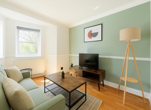Hammersmith Broadway Apartment | 2 Bed Apartment in Hammersmith