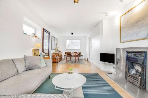 Sands End Apartment | 2 bed bright flat in Fulham