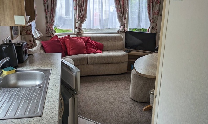 Isle of Portland Ski Chalet | 2 bed caravan in Portland Dorset sleeps 4