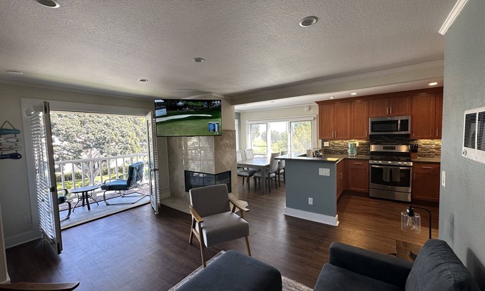 Crown Point Condo | 2 Bed Condo Steps From the Bay w/ Balcony