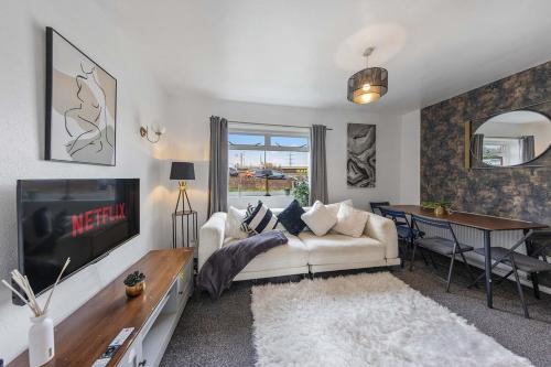 Northfleet House | 2 Bed Ebbsfleet Retreat - Free Parking and Garden