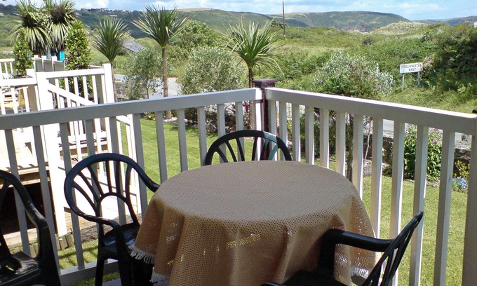 Pembroke House | 2 Bed ensuite Lodge overlooking beach and coastline