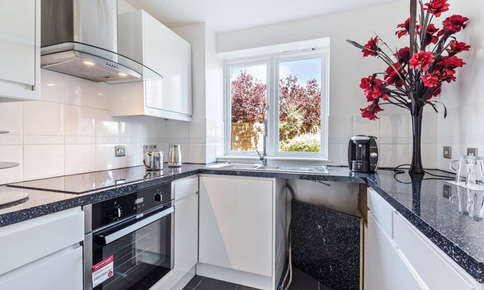 Woolwich Riverside Apartment | 2 Bed Flat, Dedicated Workspace, Parking, 4KTV