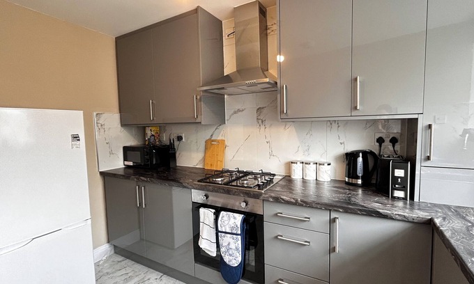 Hillingdon Apartment | 2 Bed Flat near Heathrow Airport with Free Parking and WiFi