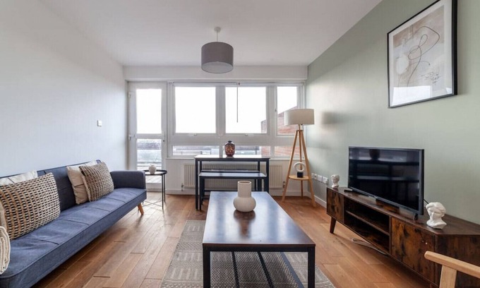 Shepherd's Bush Apartment | 2 Bed Flat near Westfield London