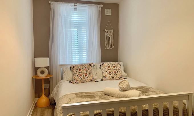Stroud Green Apartment | 2 Bed Ground Floor, Boho Chic Garden Flat with Parking