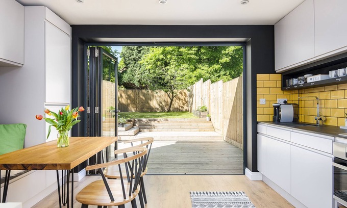 Bracknell House | 2 bed house, close to Town Centre