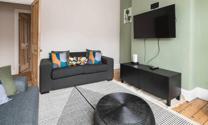 Crofton Park House | 2 bed house in Honor Oak South London | Pass The Keys