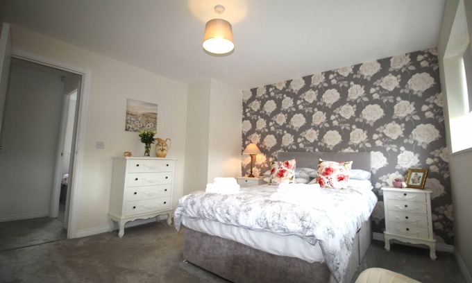 Ashington House | 2 Bed House - Large Garden - Fully Refurbished