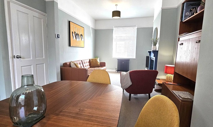 York House | 2 Bed House near York train station, sleeps 4