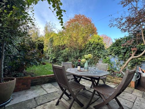 Queen's Park Apartment | 2 bed luxe garden apartment