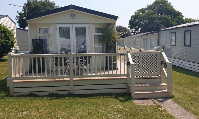 Paignton Resort | 2 bed pet friendly caravan at Hoburne Devon Bay with decking