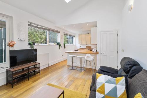 Angel Apartment | 2 Bed Private Townhouse Mews, King's Cross London