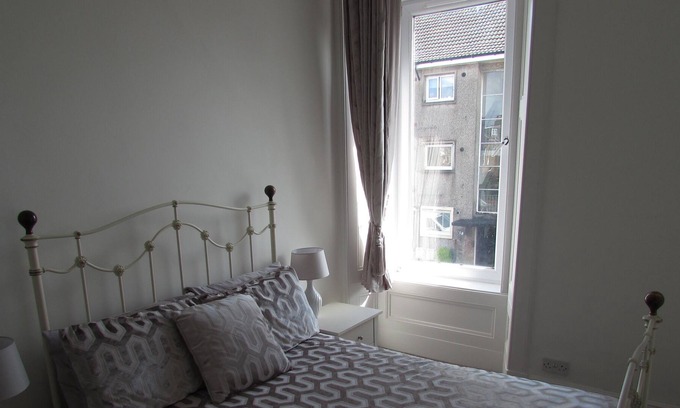 Troon Apartment | 2 bed refurbished first floor flat in town centre location in Troon, close to popular pubs, rest...
