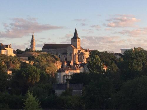 Montmorillon Apartment | 2 Bed-Roof Terrace-Town Centre-Pets