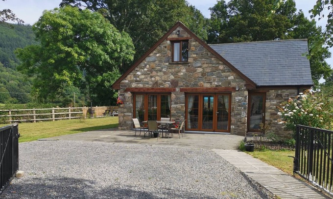 Gilwern Cottage | 2 bedroom New Cottage with 360 mountain views