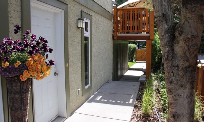 Banff Apartment | 2 Bedroom 1.5 Bathroom Private Suite Banff AB - Wolf Den Bed & Breakfast Suite A