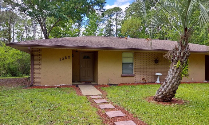 Crystal River Apartment | 2 Bedroom, 1 Full Bath with fenced in yard. Close to Springs, Boat ramp & Beach.