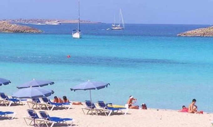 Mar de Cristal Apartment | 2 Bedroom 1st floor apartment in Mar De Cristal 100 yards from the beach,