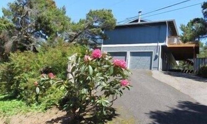 Florence House | 2 Bedroom, 2 bath, 2 car garage, on private lot with fenced yard - Osprey Pines