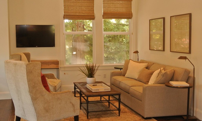 Sonoma Apartment | 2 bedroom/2 bath Apartment with balcony downtown Sonoma