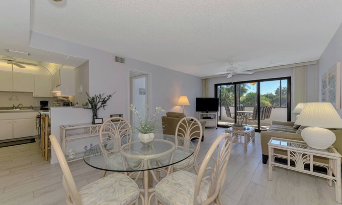 Siesta Key Condo | 2 bedroom 2 bath condo w/Screened in lanai