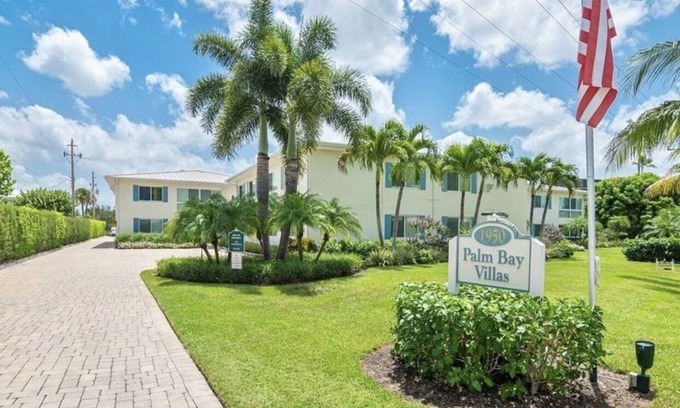 Moorings Condo | 2 bedroom/2 bath condo steps away from Moorings Private Beach Club in Naples