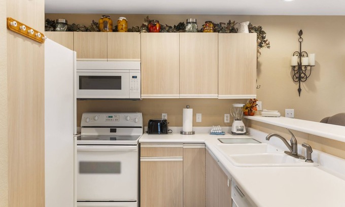 Branson Condo | 2 Bedroom, 2 Bathroom Golf Condo with Sunroom, near Outdoor Pool
