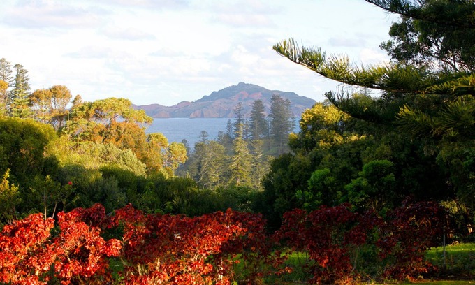 Norfolk Island Ski Chalet | 2 bedroom 2 bathroom house with wide verandah, sea views, incl car