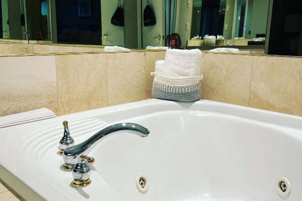 Oro-Medonte Apartment | 2 Bedroom - 4 bed Suite with Jacuzzi and 2 balconies