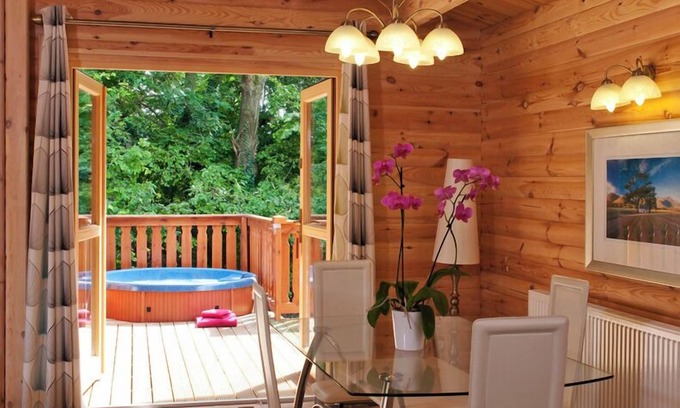 Winchester Cabin | 2 bedroom,5 star, award winning log cabin with luxurious hot tub (sleeps 4)