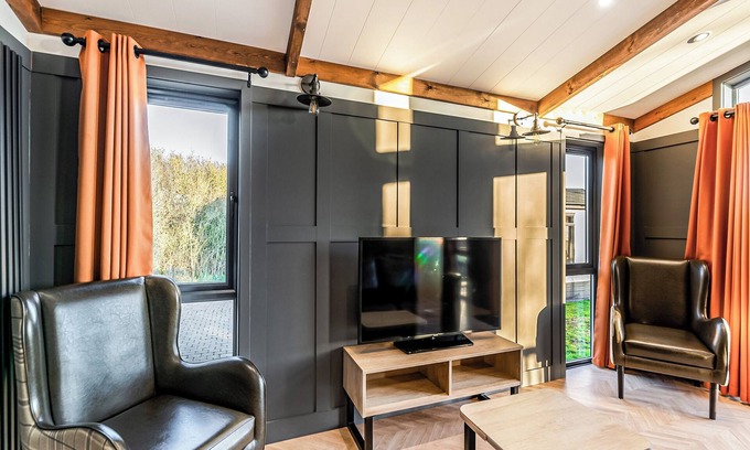 Saintbury Ski Chalet | 2 bedroom accommodation in Snitterfield, Stratford Upon Avon