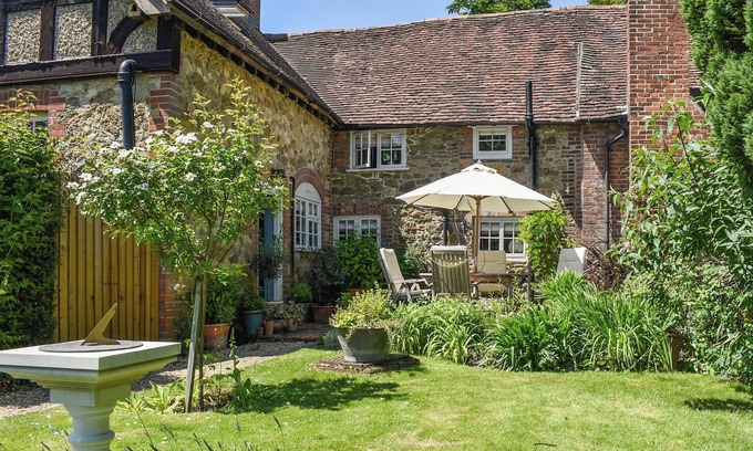 Tonbridge Cottage | 2 bedroom accommodation in Holmbury St Mary, near Dorking