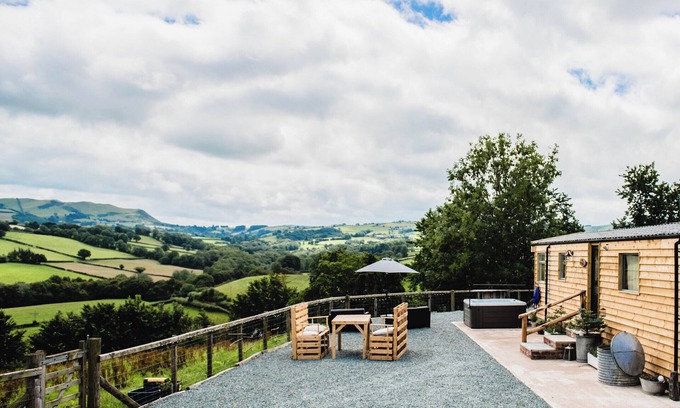 Newtown Cottage | 2 bedroom accommodation in Mochdre, near Newtown