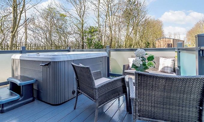 Arnold Cabin | 2 bedroom accommodation in Skirlaugh, Nr Hull