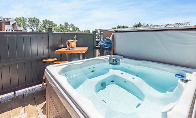 Arnold Ski Chalet | 2 bedroom accommodation in Skirlaugh, Nr Hull