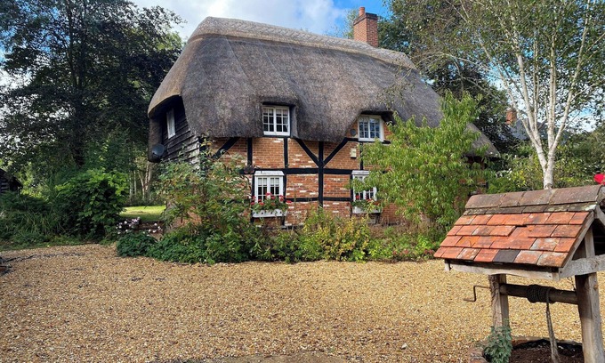 Sherfield English Cottage | 2 bedroom accommodation in Romsey, near Brook