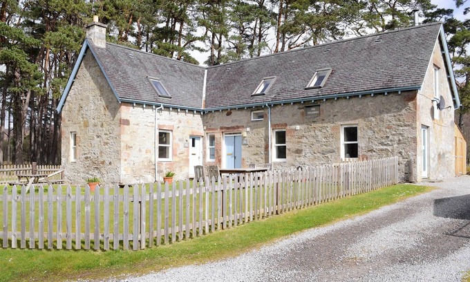 Lairg Cottage | 2 bedroom accommodation in Rosehall, near Lairg