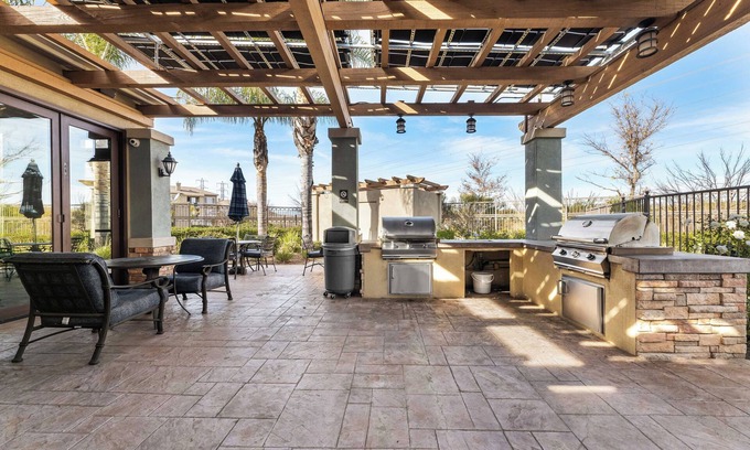 Valencia Apartment | 2-bedroom apartment in superb Santa Clarita with WiFi, AC, fitness room