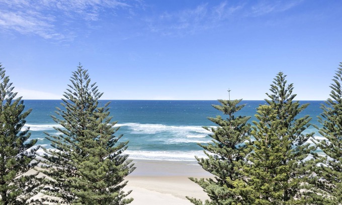 Burleigh Heads Apartment | 2 Bedroom Apartment on the Burleigh Esplanade!